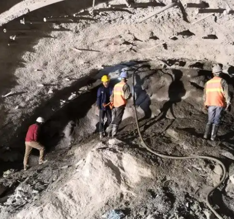 达州拱顶带模注浆料的施工流程及注意事项